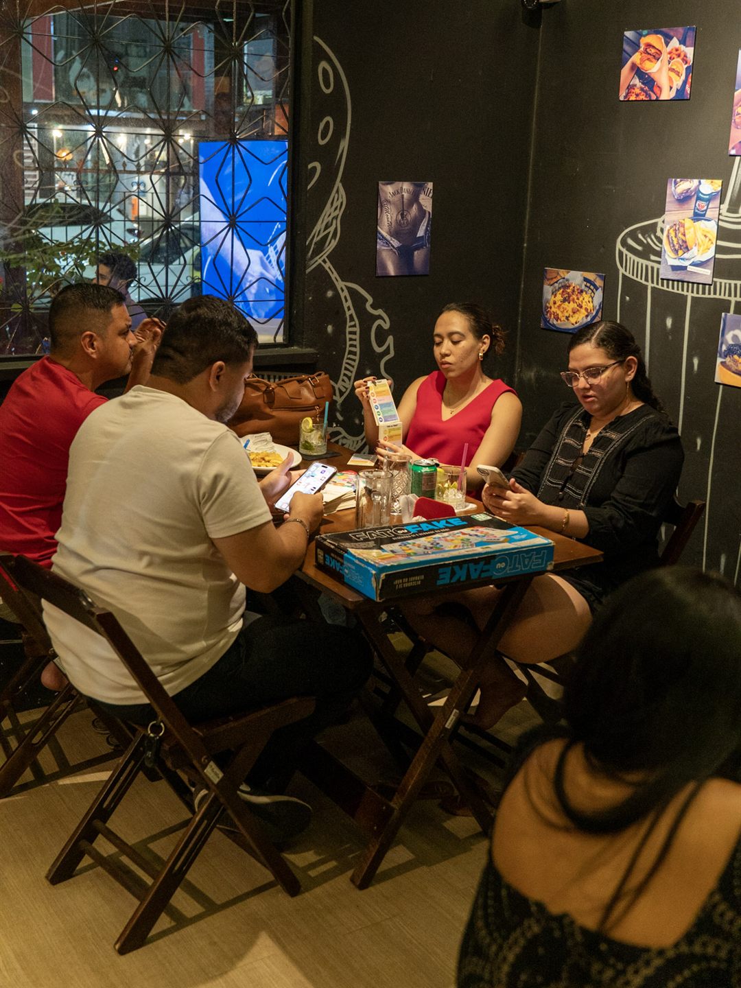 Família reunida em volta de uma mesa da casa